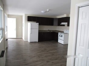 Building Photo - 844 Queen St E