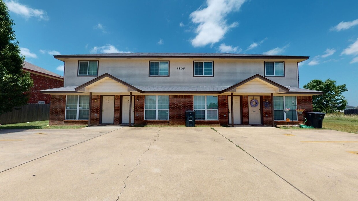 Foto principal - Cozy Townhouse NO CARPET DOWNSTAIRS by FORT HOOD!