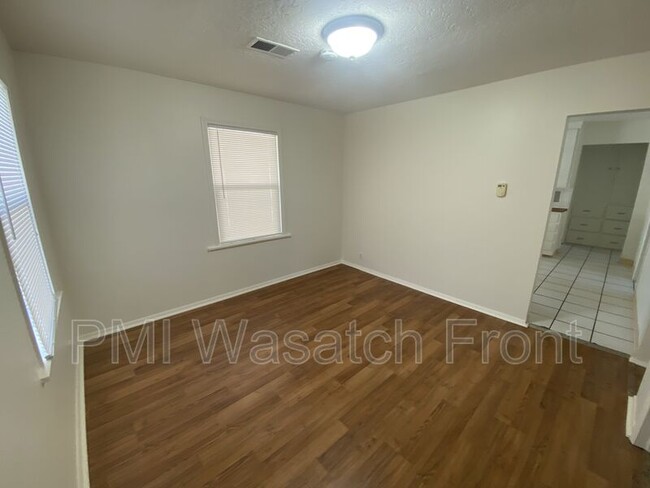 Building Photo - 750 300 N
