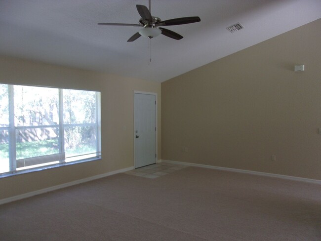 Building Photo - Cozy 3 Bedroom Retreat in a Desirable Loca...