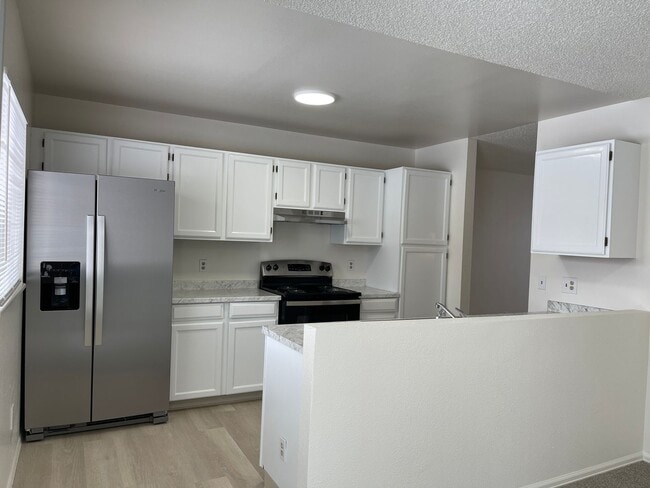 Foto del edificio - 3 bed 2 bath home on HUGE LOT!