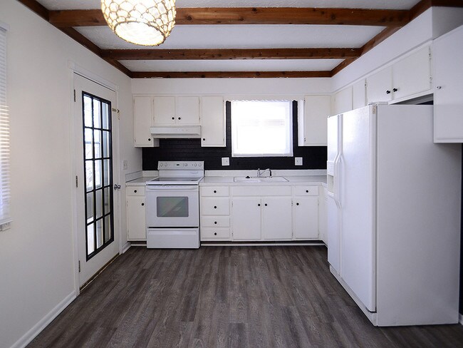 Building Photo - 230 Hackberry Dr