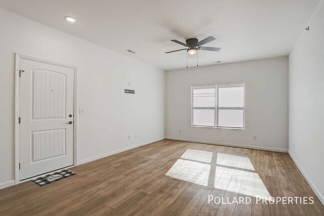 Building Photo - 611 Parkview Dr