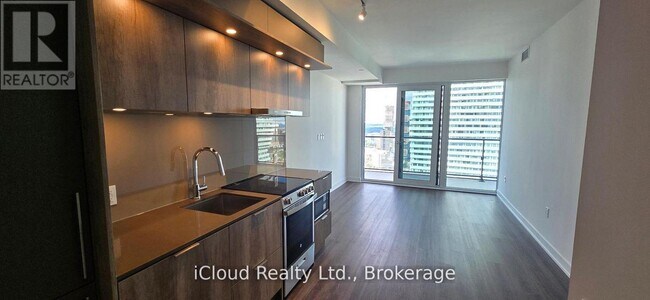 Building Photo - 448 Burnhamthorpe Rd W