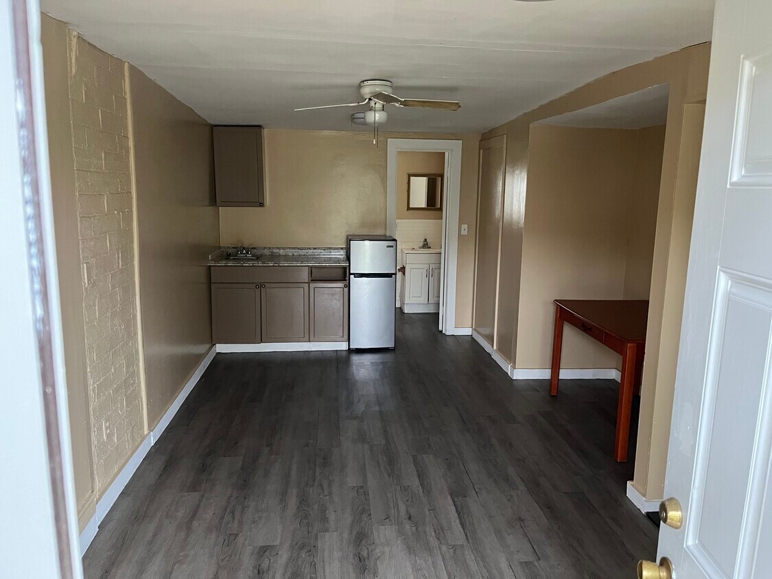 Building Photo - 2137 Crandon Ave