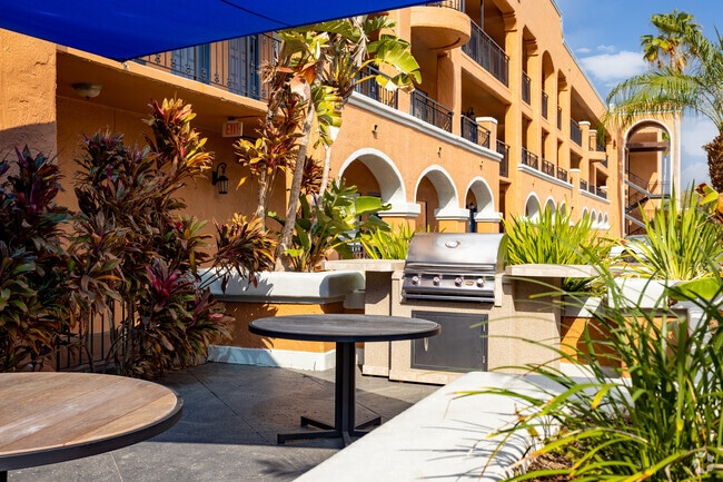 Área de parrilla cubierta - Flats at Vine Street