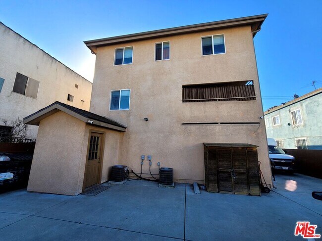 Foto del edificio - 887 E 40th Pl