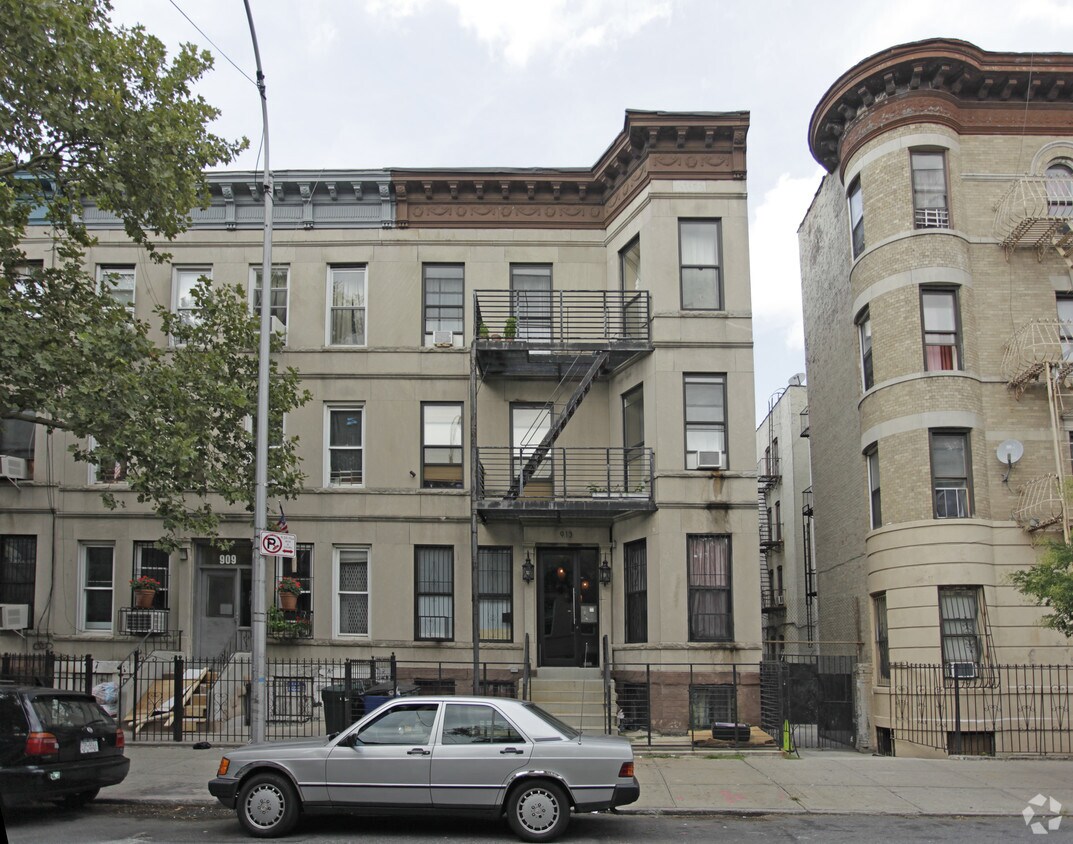 Building Photo - 913 St johns Place
