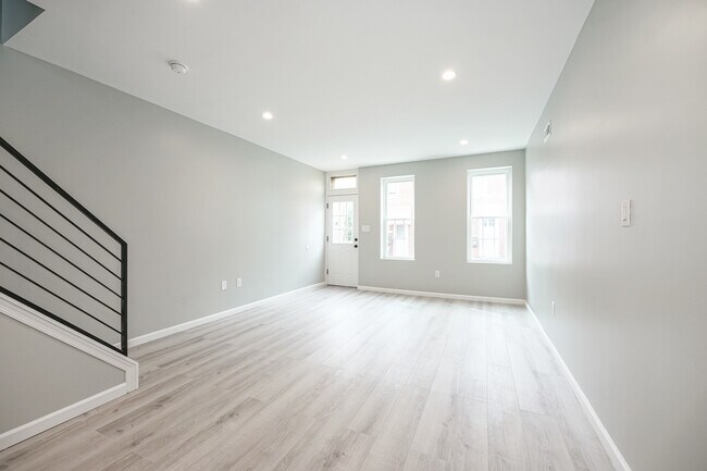 Building Photo - 333 Daly St