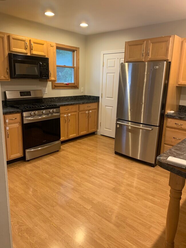 Kitchen with eat-in counter area - 76 Cresthill Rd