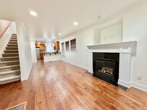 Foto del edificio - Urban Madison Valley three-bedroom townhome Available April 1st, 2026