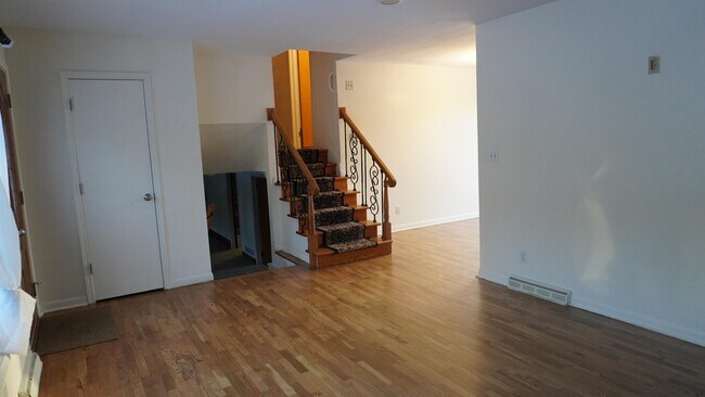 Building Photo - 832 Maumee St