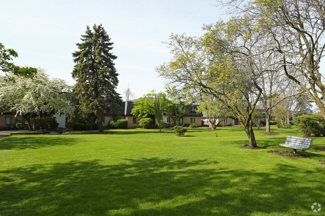 Building Photo - Villas By The Lake