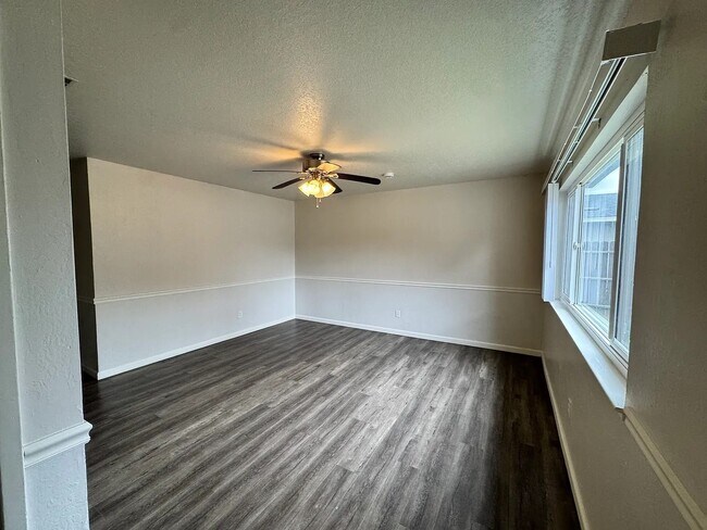 Foto del edificio - 3115 W Santa Ana Ave