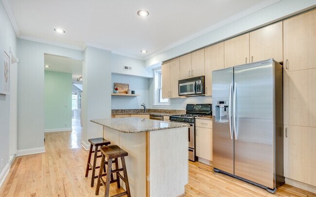 Building Photo - Sunny 2 bed with private deck access - Riv...