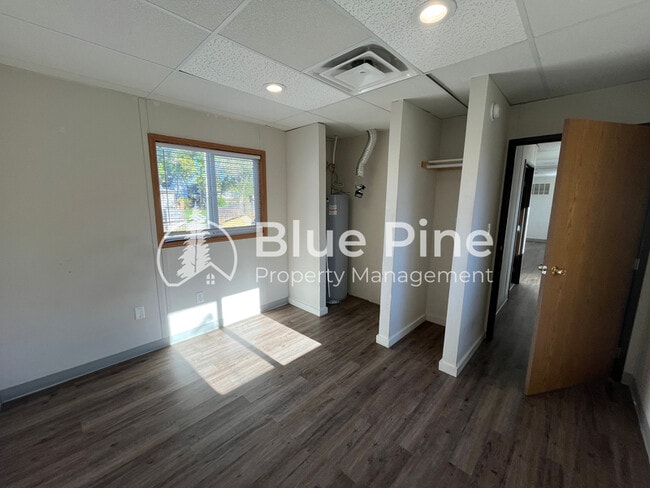 Building Photo - 369 Gladstone St