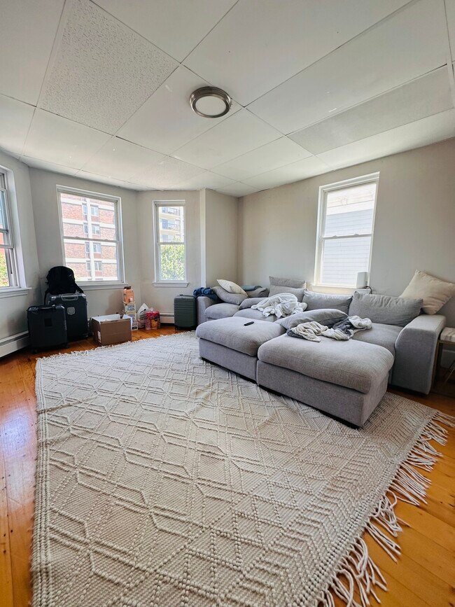 Building Photo - 1572 Tremont St