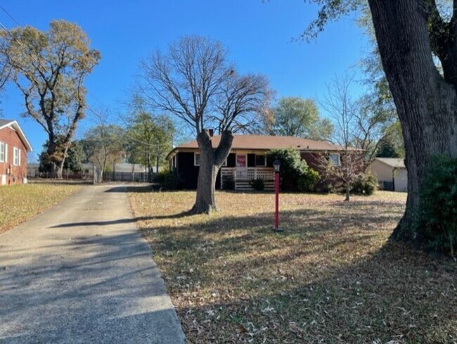Foto del edificio - Adorable 3-bed 2-bath brick ranch, sitting on nearly a half acre lot, is located in Gastonia