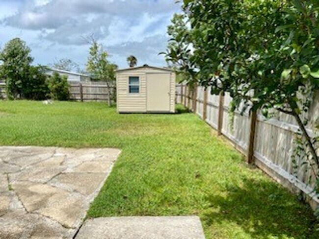 Building Photo - 3 bedroom, 2 bath home Convenient to schoo...