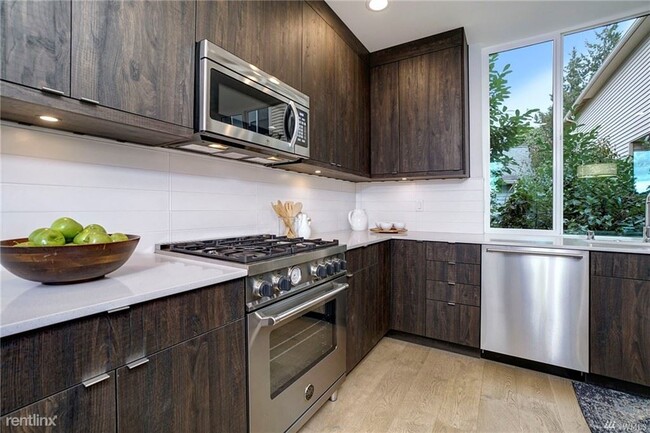 Building Photo - 3 br, 2 bath Townhome - 4226 Midvale Ave N...