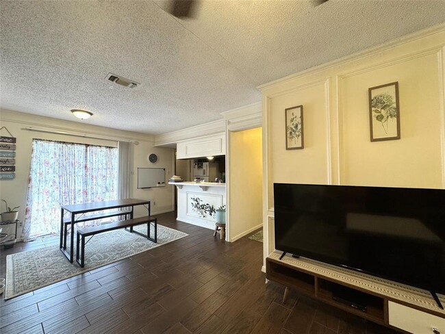 Building Photo - 2900 Lovell Dr