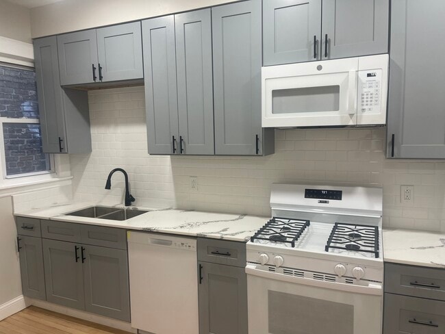 Foto del edificio - 3655 N Troy St