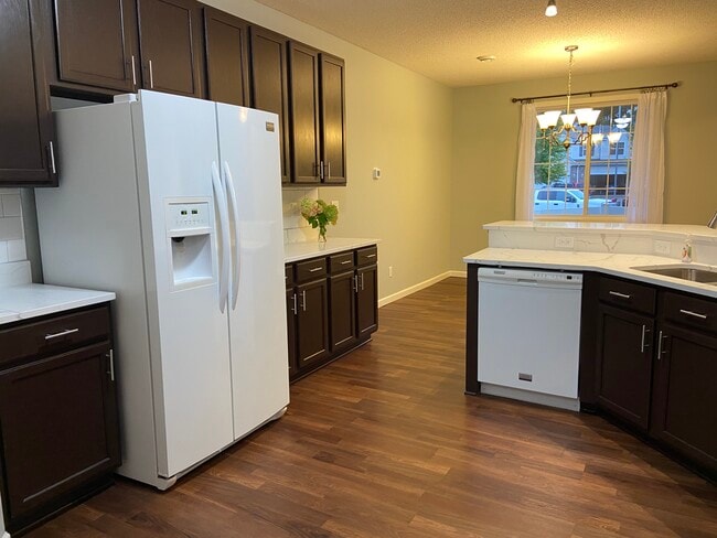 Foto del edificio - 202 River Woods Dr