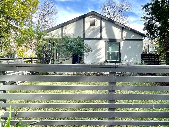 Foto del edificio - 112 S Grand Oaks Ave