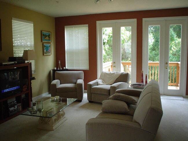 Building Photo - 3002 Pointeview Dr