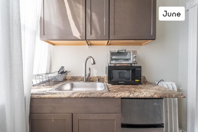 Building Photo - ROOM ONLY in 6-bed/6.0-bath Home