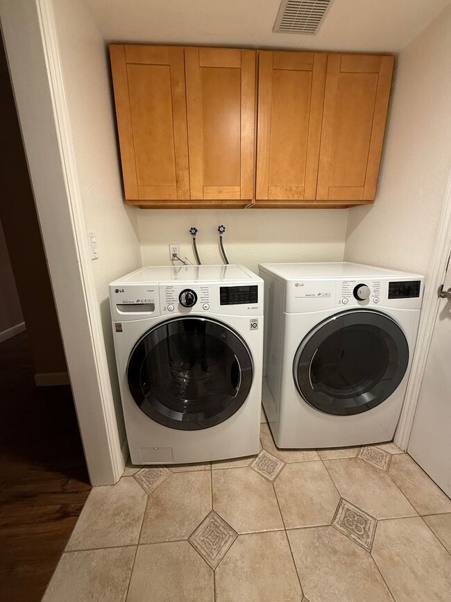 Foto del edificio - 290 Riverwood Cir