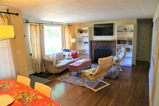 Foto del edificio - Charming 2 bed 1 bath Furnished, Utilities Included