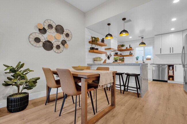 Foto del edificio - 824 E Fern Dr S