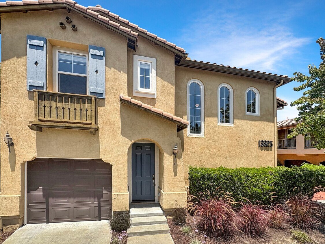 Foto principal - Stylish 2B/2BA Townhome in Torrey Highland...
