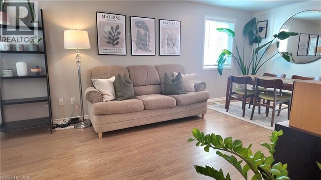 Building Photo - 16 Ridgeway Crescent