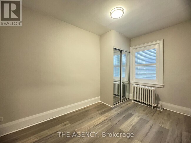 Photo du bâtiment - 846-846 Broadview Ave