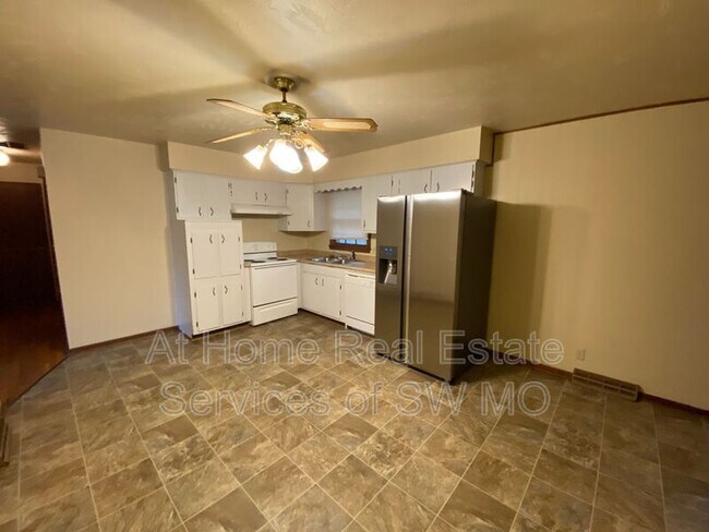 Building Photo - 2133 S Ventura Ave