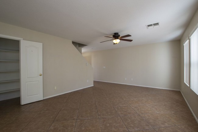 Building Photo - 651 E Banelli Pl