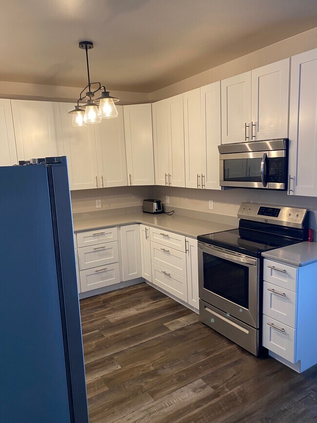Kitchen - 623 Cedar Ln