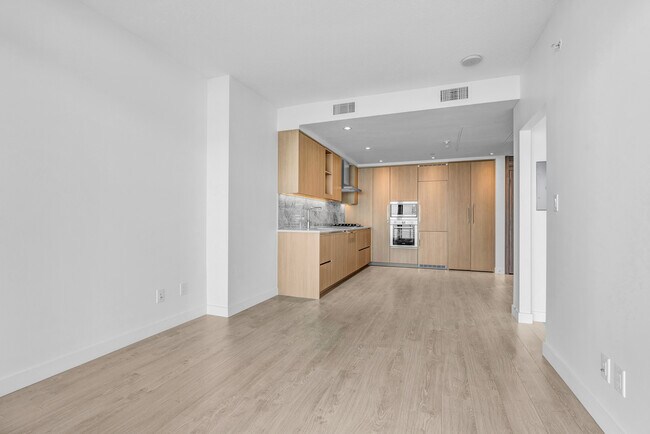 Photo du bâtiment - 607-4720 Lougheed Highway