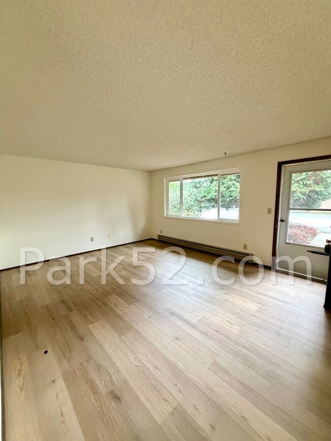 Building Photo - Downtown Puyallup 2 Bedroom Apartment