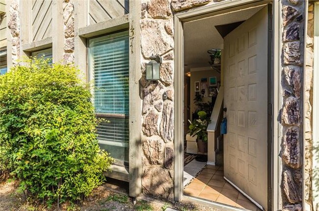 Foto del edificio - 2 Bd / 2 Ba Townhome Minutes Away From Campus & Downtown!