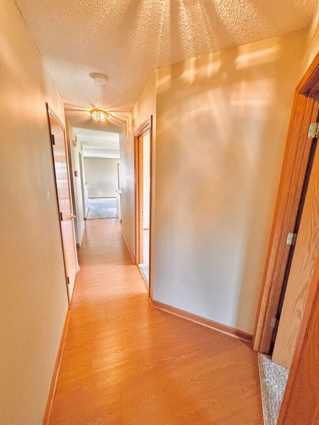 Building Photo - Rare Detached 4bed Townhome in Prime Shako...