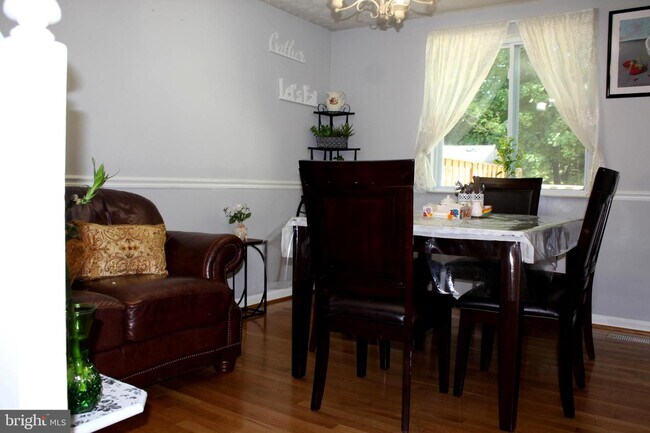 Foto del edificio - 8744 Newington Commons Rd
