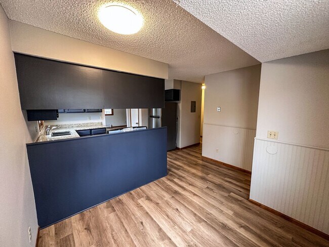 Foto del edificio - Large Updated 3-Bed 2-Bath Townhome w/ Gar...