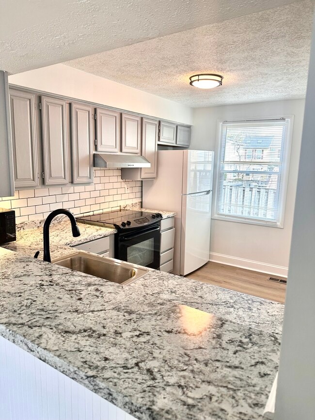 Building Photo - 4 Avonshire Ct