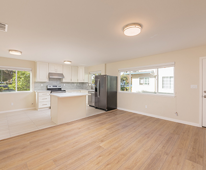 Large kitchen with island, Dining&Family room - 1636 Queen Charlotte Dr