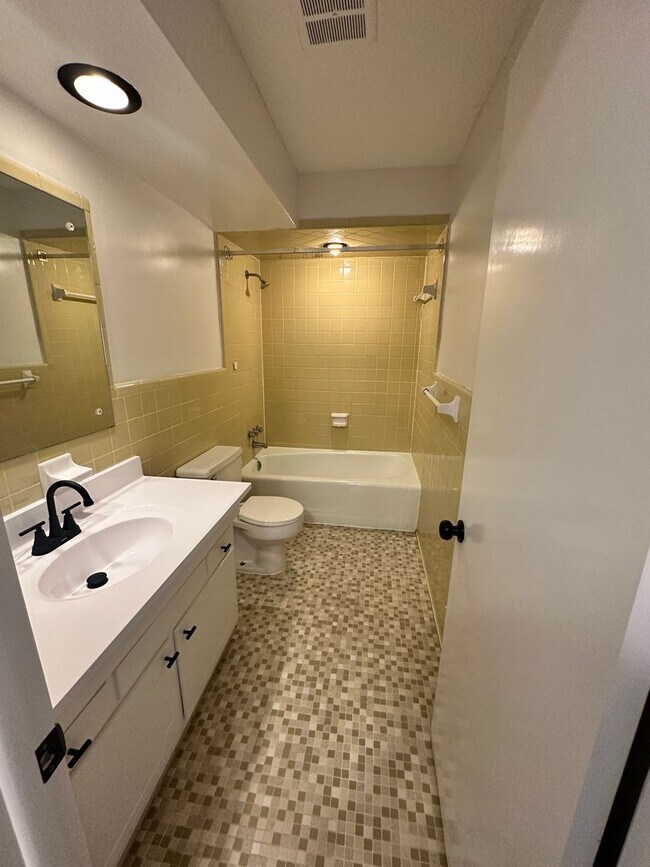 Foto del edificio - Beautiful 2 Bedroom 1.5 Bath Townhome!