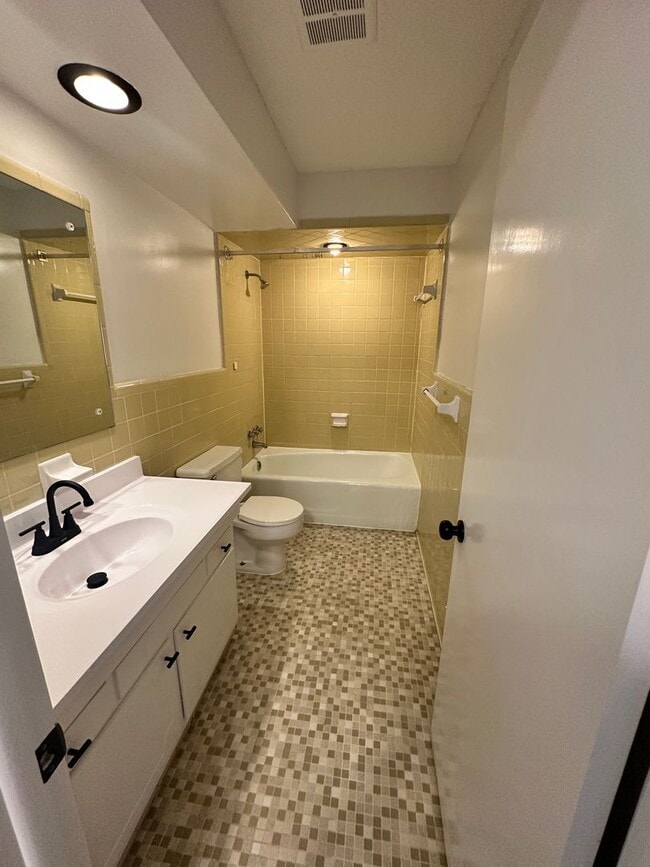 Building Photo - Beautiful 2 Bedroom 1.5 Bath Townhome!