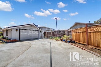 Building Photo - 211 Oakmore Ct